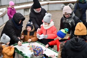 Zdjęcie: osoby uczestniczące w atrakcjach jarmarku