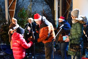 Zdjęcie: osoby uczestniczące w atrakcjach jarmarku