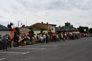 Zdjęcie: osoby zgromadzone na Placu Piłsudskiego trzymający małą flagę Polski