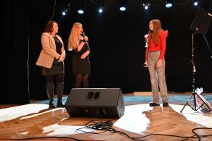 Zdjęcie: osoby występujące na scenie amfiteatru podczas przedstawienia dla dzieci