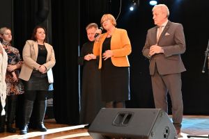 Zdjęcie: osoby przemawiające na scenie Mszczonowskiego Ośrodka Kultury