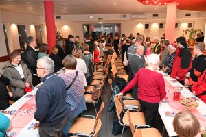 Zdjęcie: osoby uczestniczące w wigilii dla potrzebujących