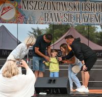 Zdjęcie: 5 letni chłopiec na scenie z rodzicami podczas festiwalu Disco Polo